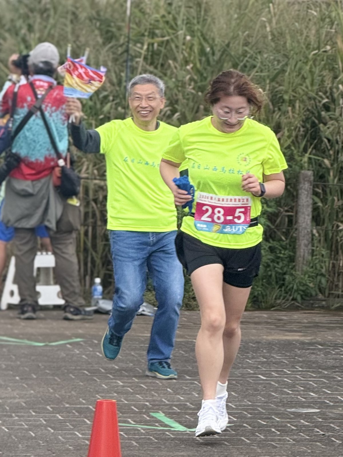 队员冲向交接区，队友在身旁陪跑加油