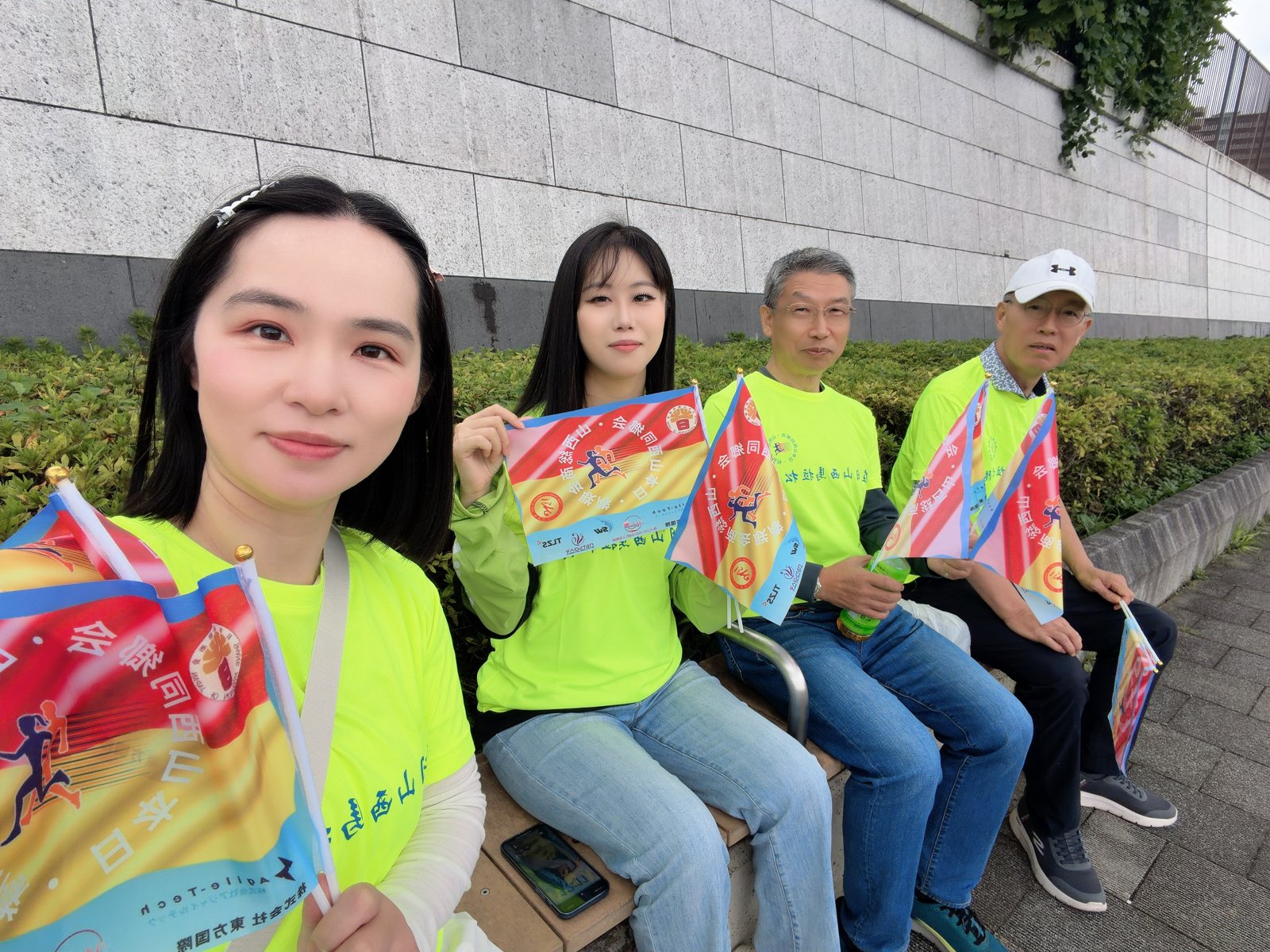 啦啦队员举着应援小旗在赛道边加油