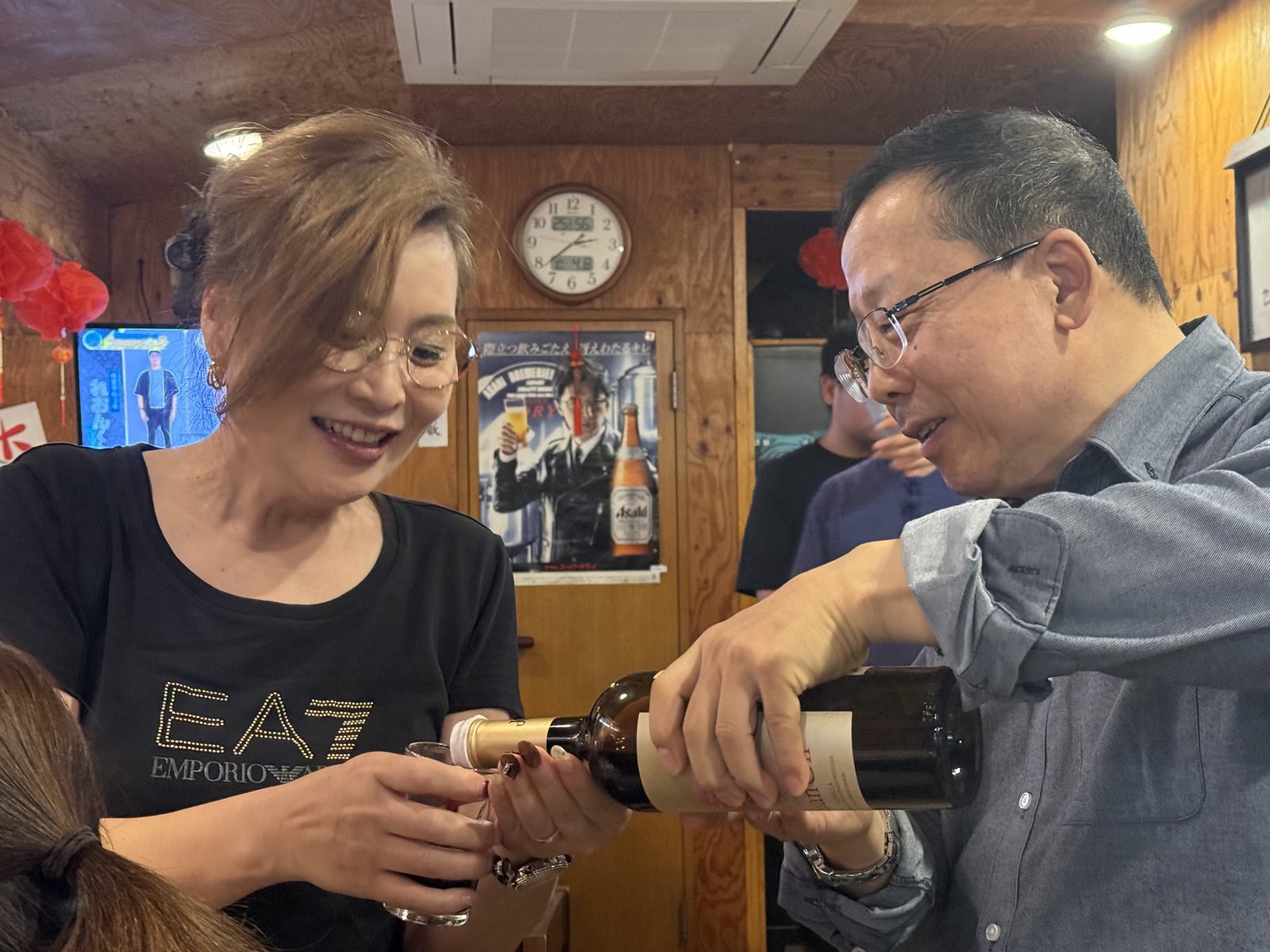 席间为乡亲斟酒